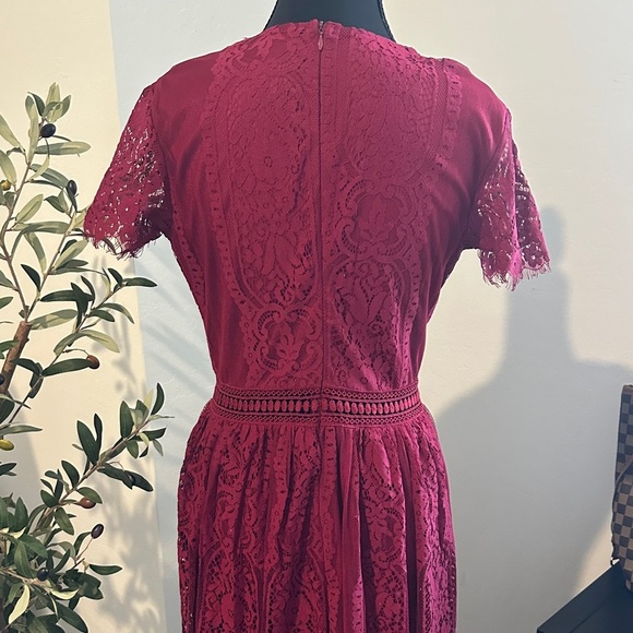 Elegant Lace Maxi Dress in Deep Red - Picture 6 of 7